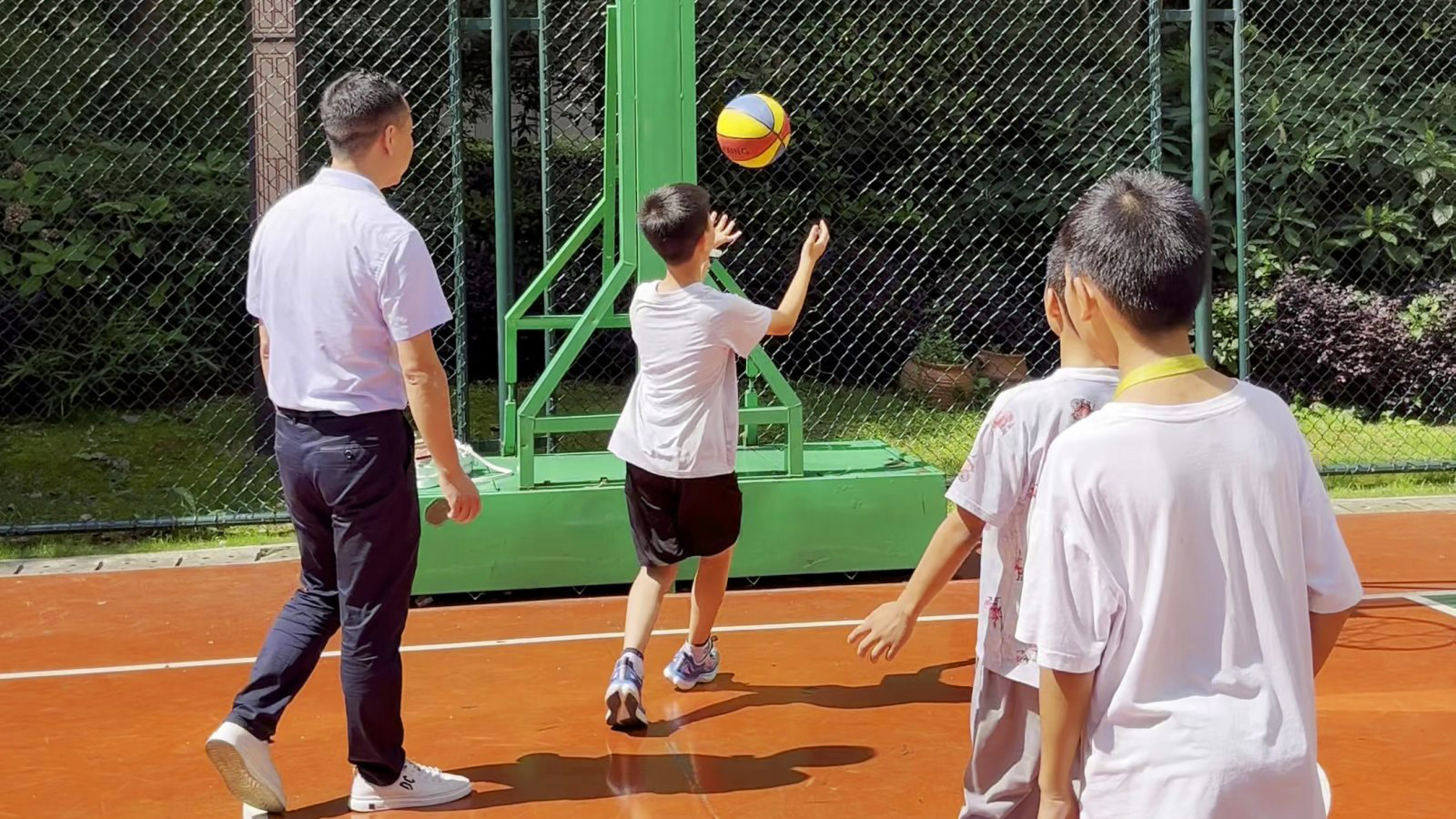 定点投篮:孩子把球投向篮筐
