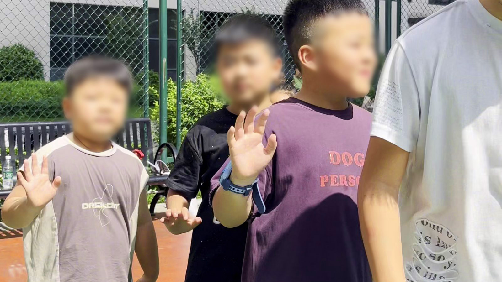 孩子们在场边开心互动