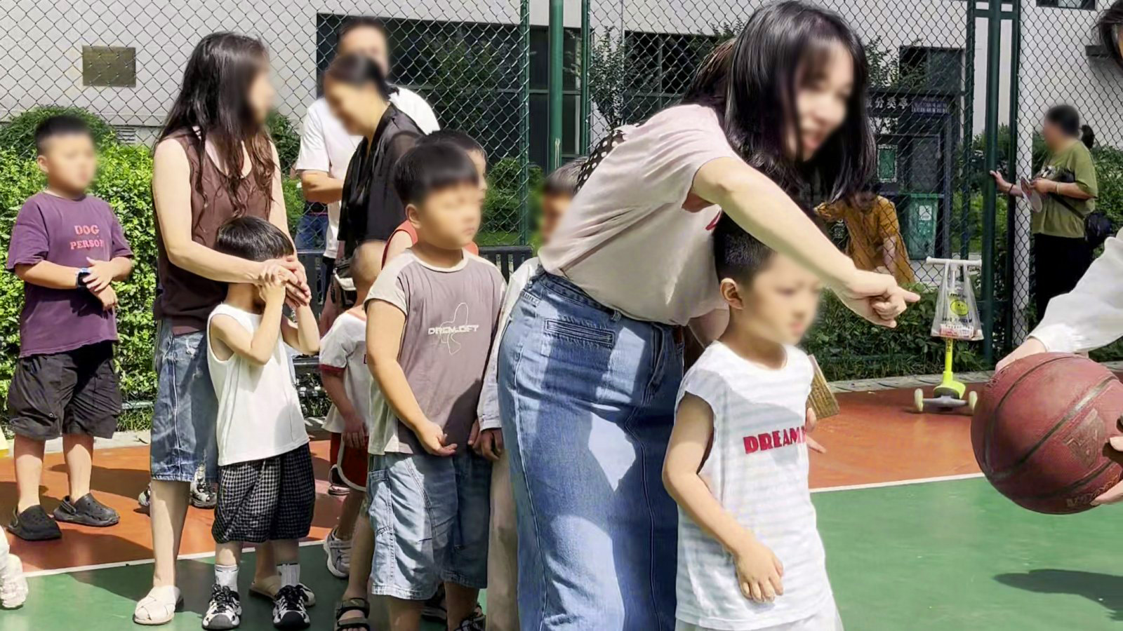 家长俯身陪孩子一起完成挑战