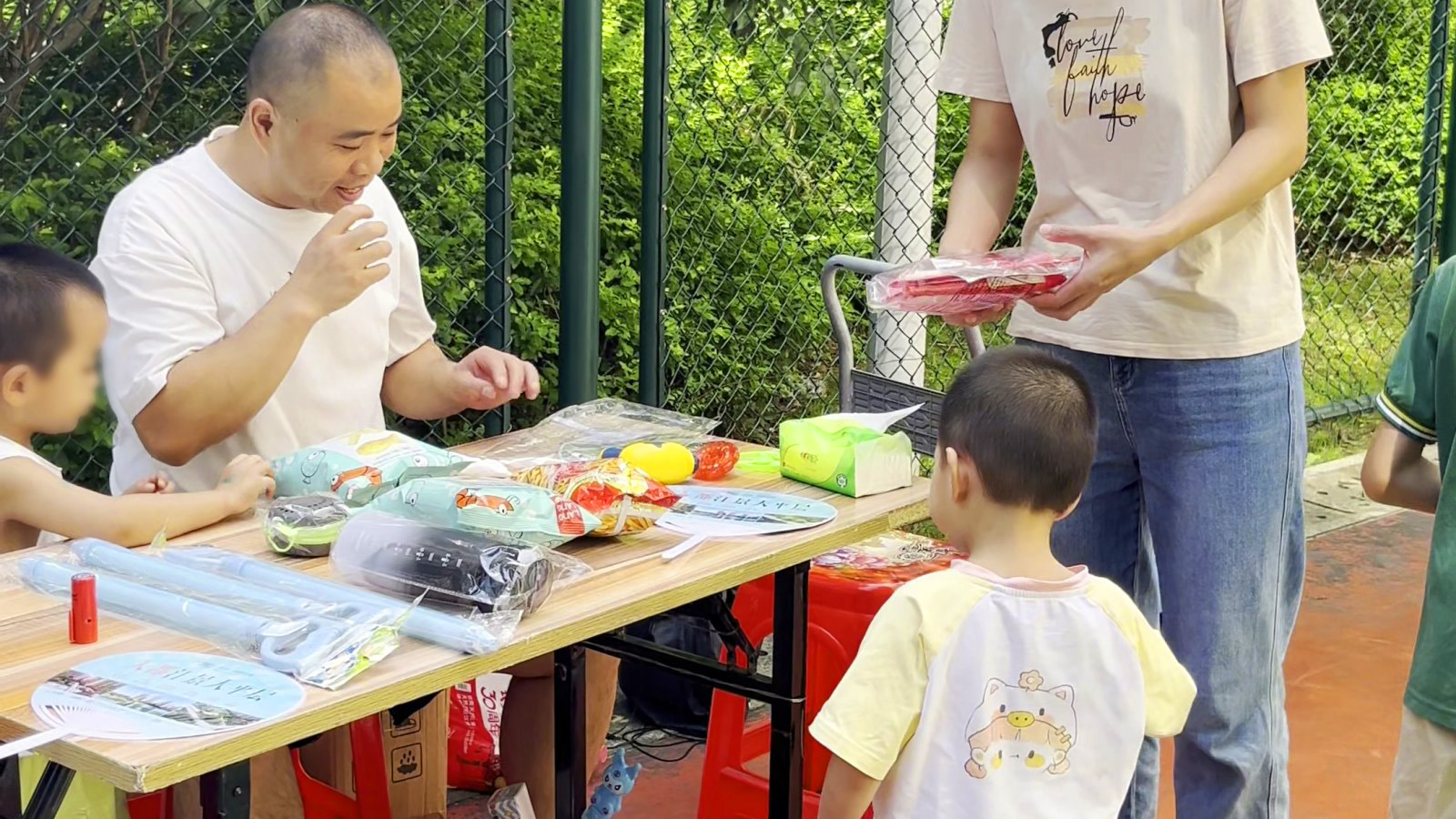 礼品桌前,孩子们排队兑奖