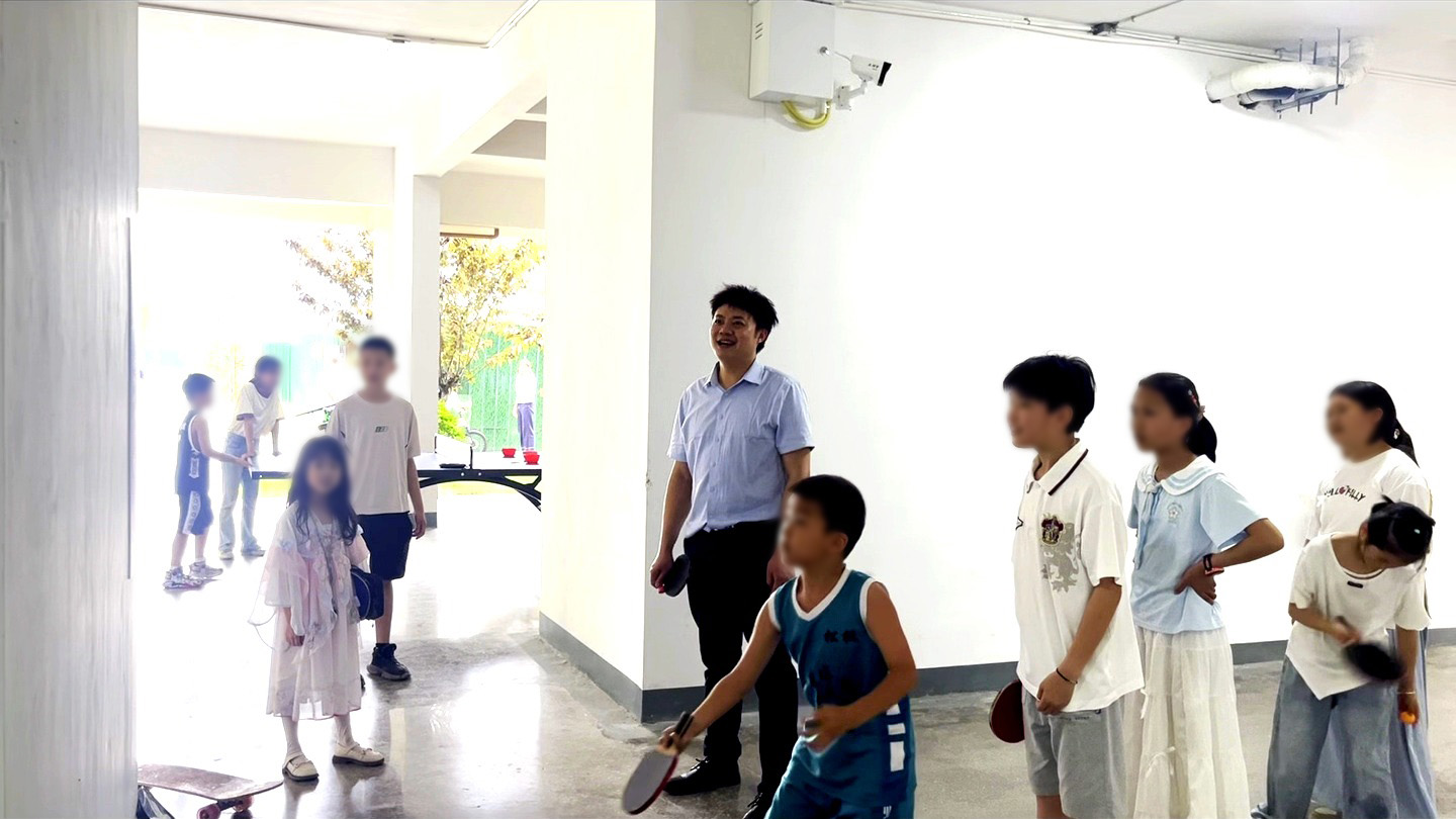 擂台上正激烈对决,小选手的发球抢攻有模有样