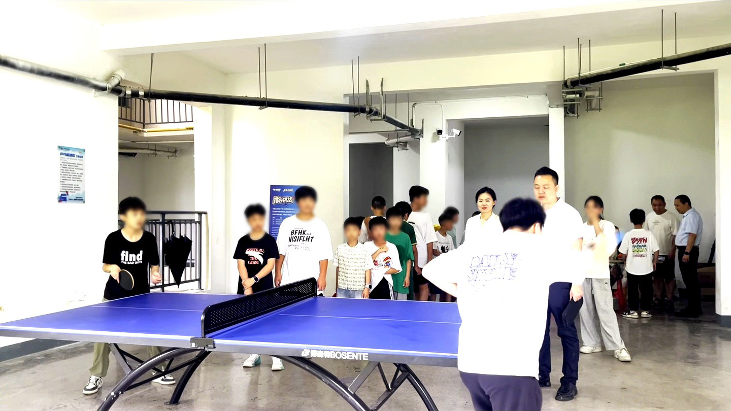 小选手们排着长队,争相挑战擂台上的