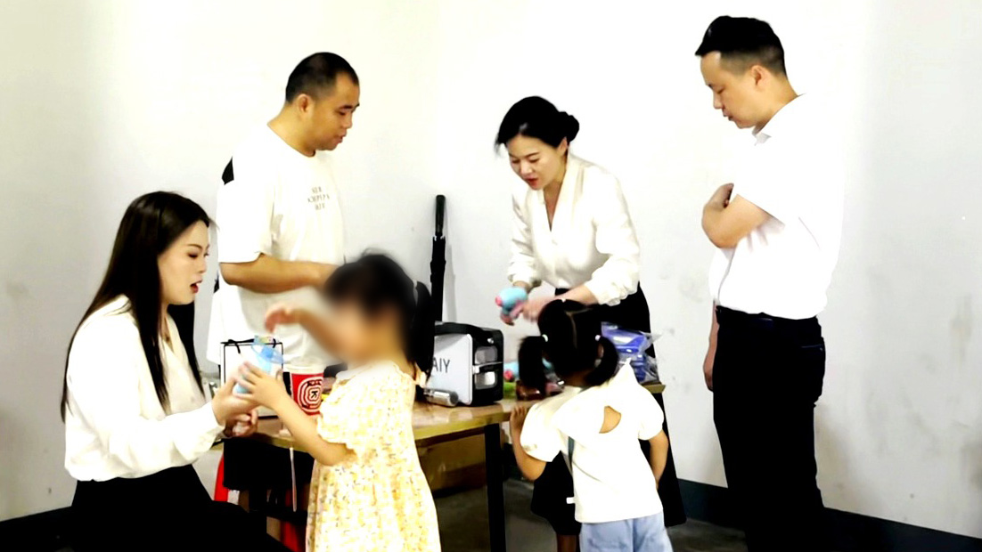 兑奖处前,工作人员为孩子们兑换印章奖品