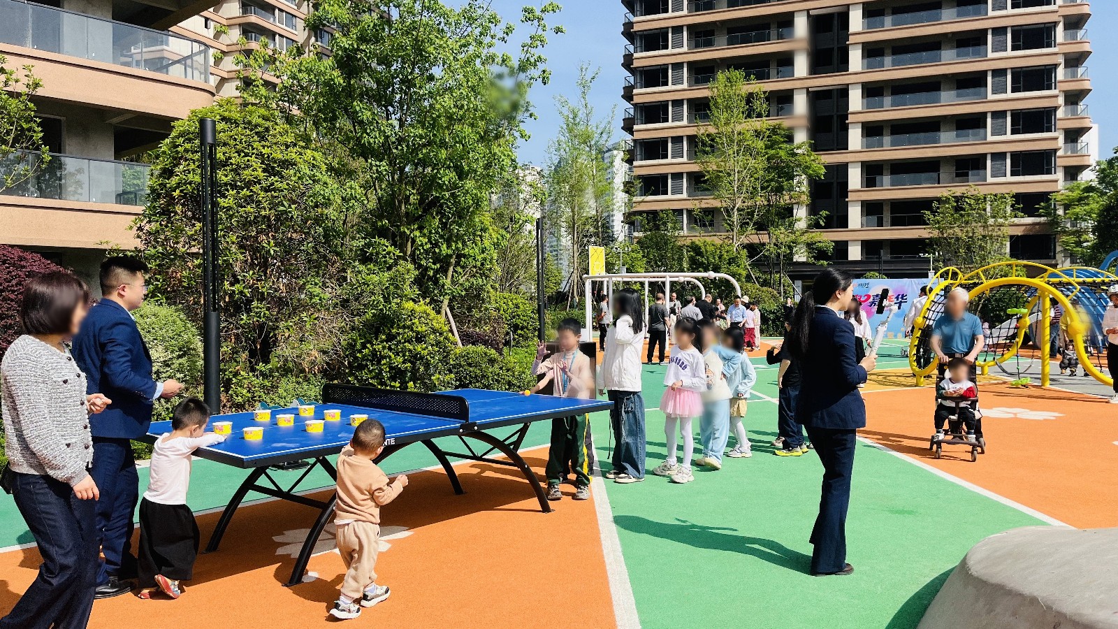 幼儿在家长陪同下参与趣味游戏