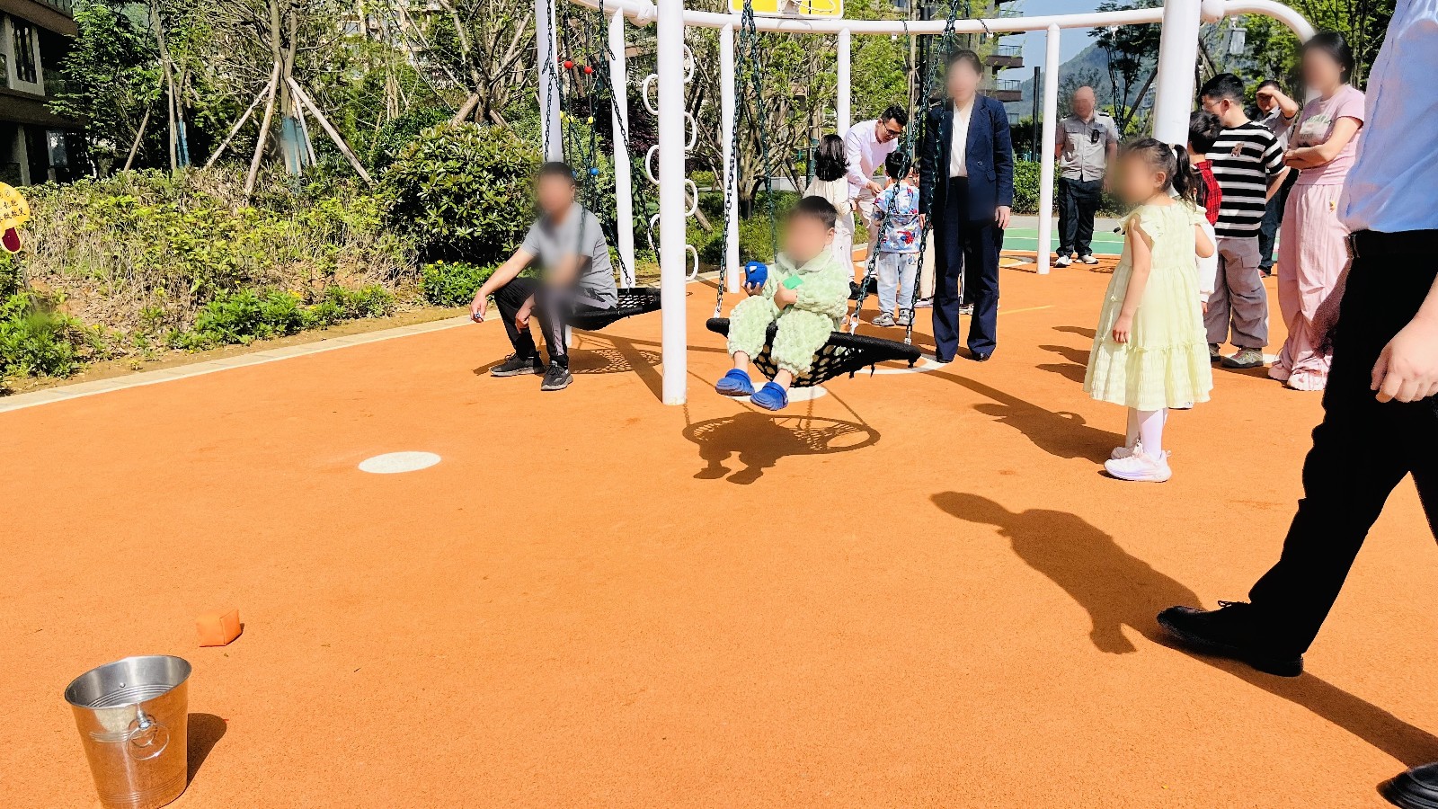 家长陪伴孩子一起参与趣味挑战