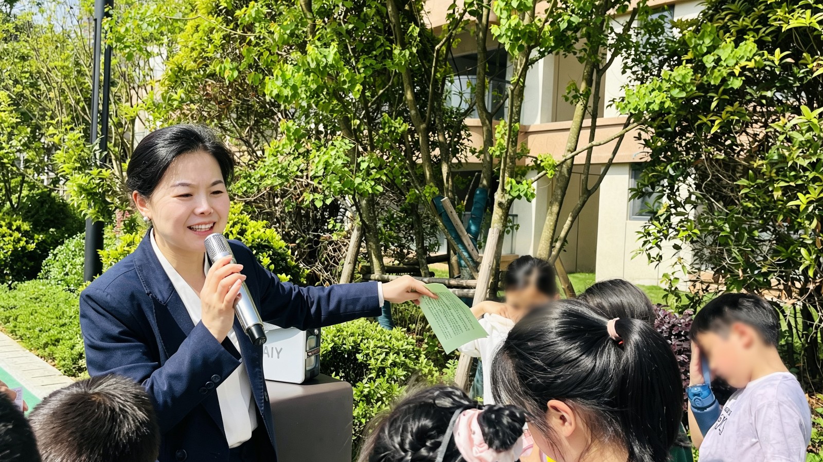 有奖知识问答现场,孩子们踊跃举手