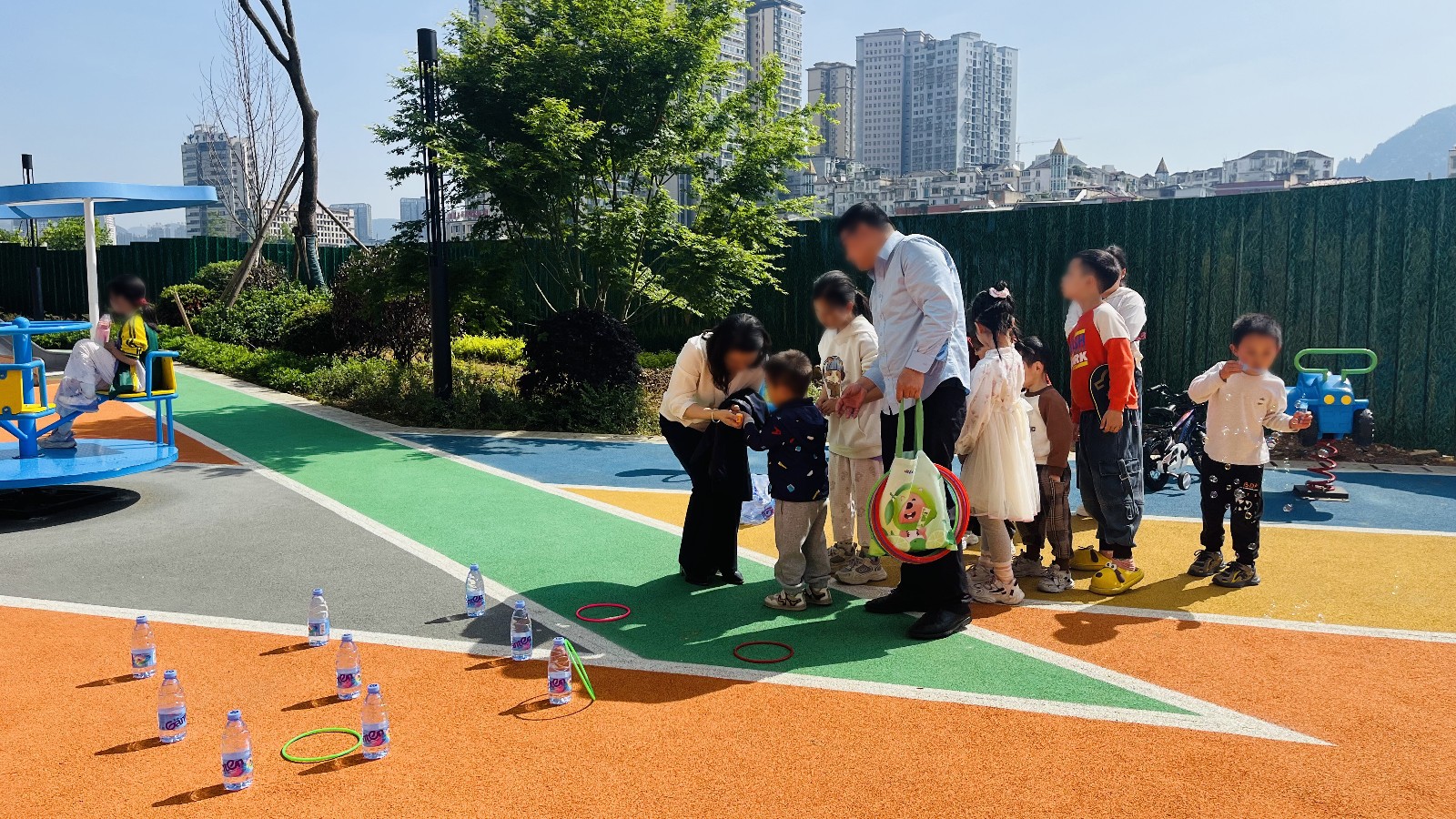幼儿专区里的小小孩尽情玩耍